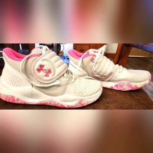 Girls Under armour size 6Y Basketball Shoe